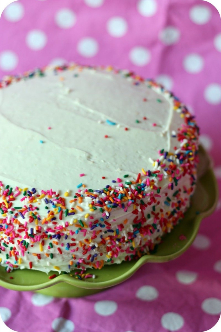 Decorazioni torte semplici, torta rotonda con panna montata e codette di zucchero colorate
