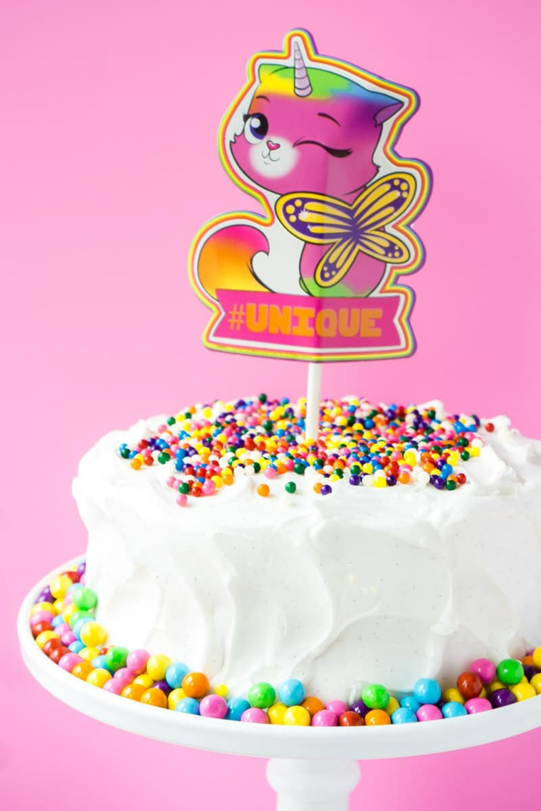 Torta di compleanno estiva, torta con panna montata e palline di zucchero colorate