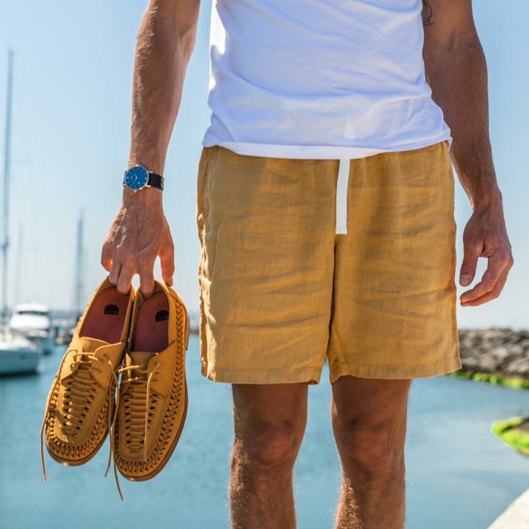 Scarpe estive di colore giallo, mocassini con lacci di velluto per uomo