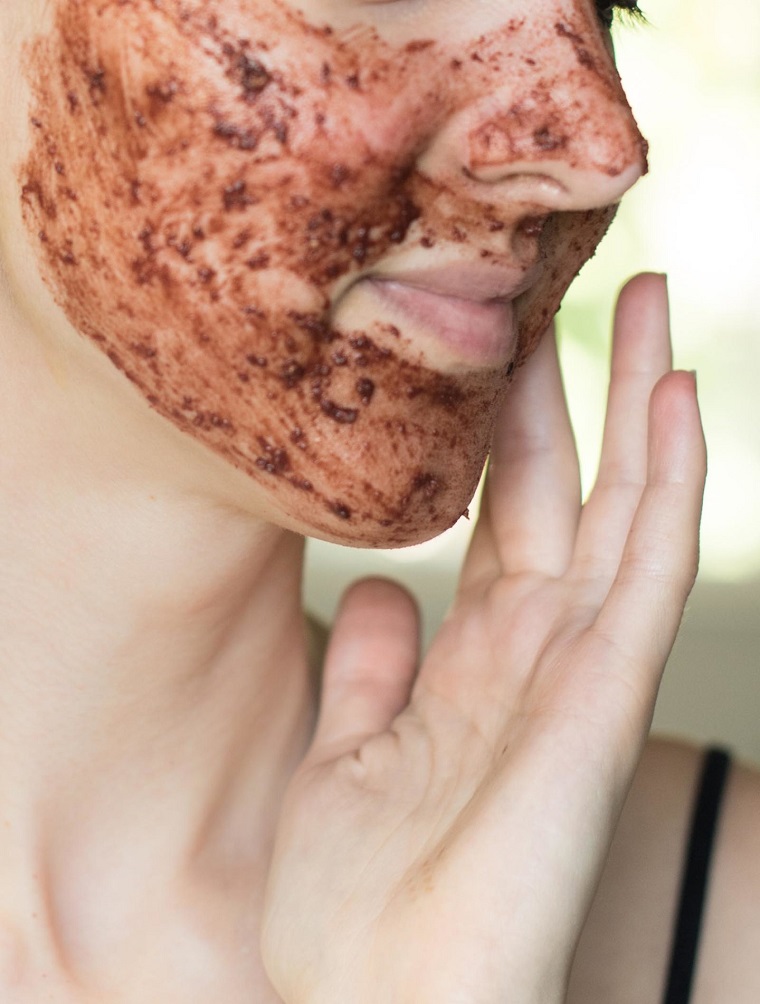 Il viso di una donna con maschera di colore marrone, maschera viso purificante