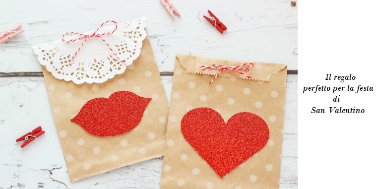 Buste di carta per San Valentino, decorazione con foglio rosso glitterato