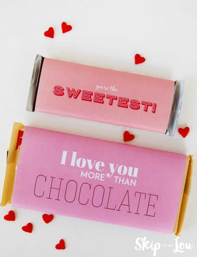 Cosa regalare a San Valentino, barrette di cioccolato incartate con scritte personalizzate