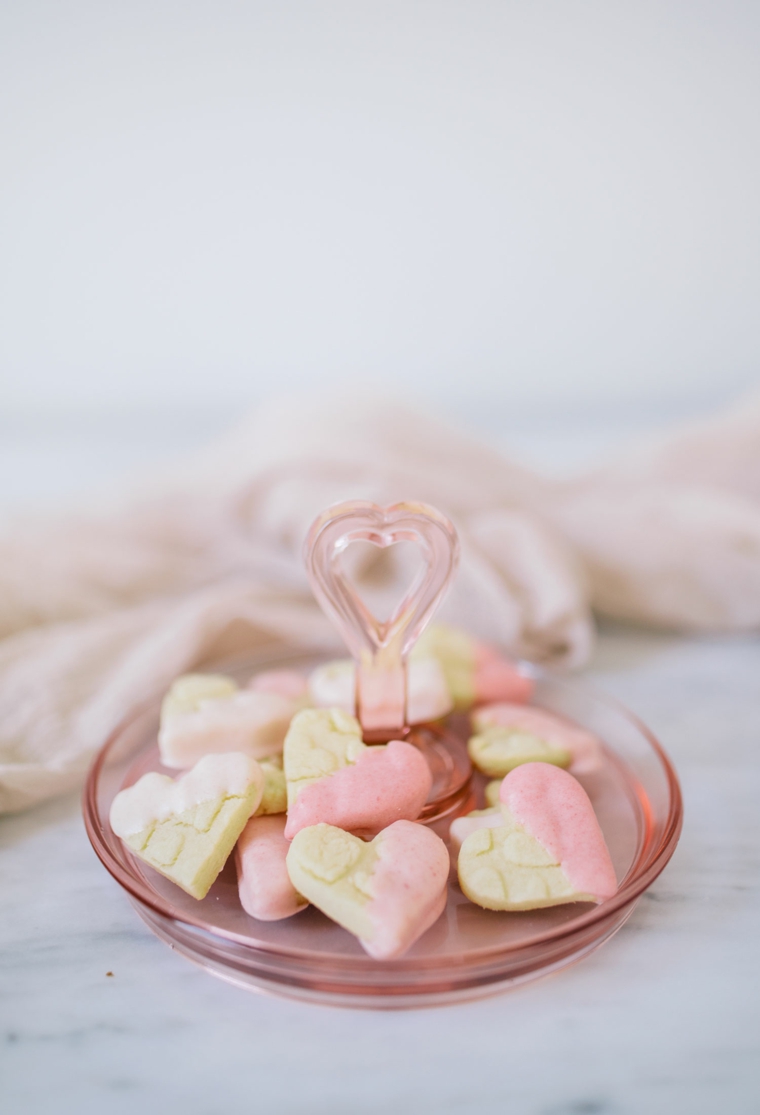 Regali san valentino fai da te, ciotola con biscotti a forma di cuore immersi in cioccolato