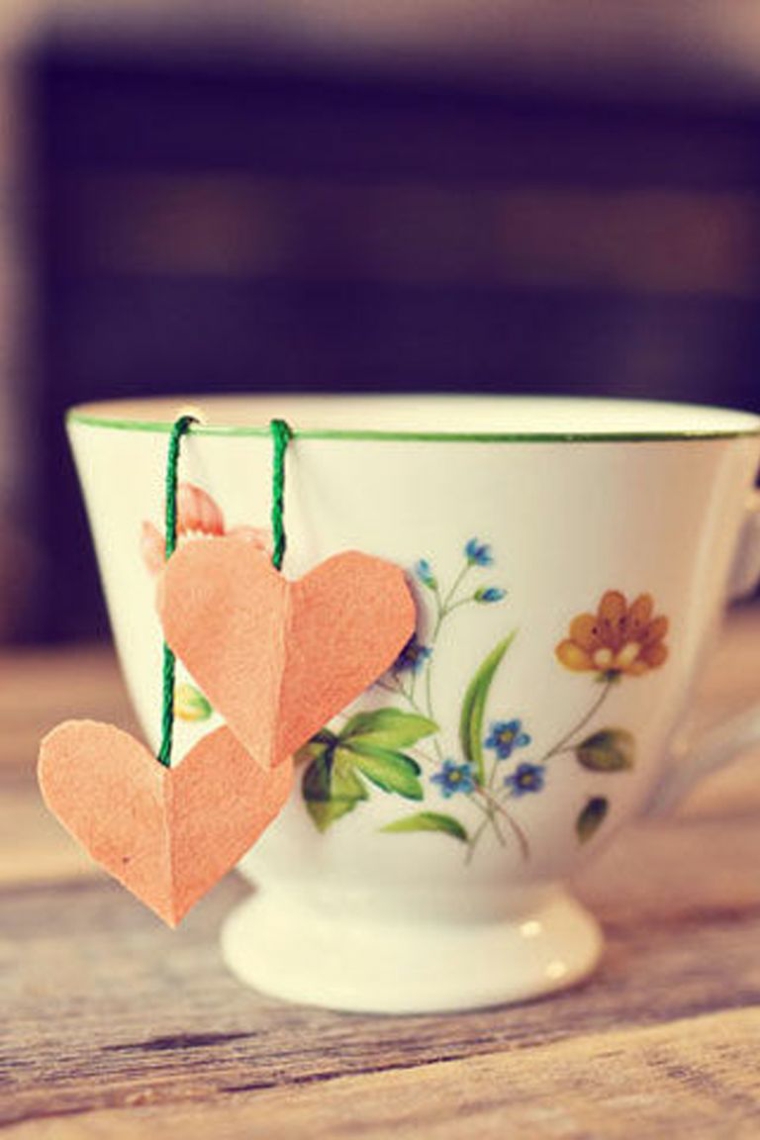 Tazza da tè con filtro a forma di cuore, spago verde e due cuori di carta