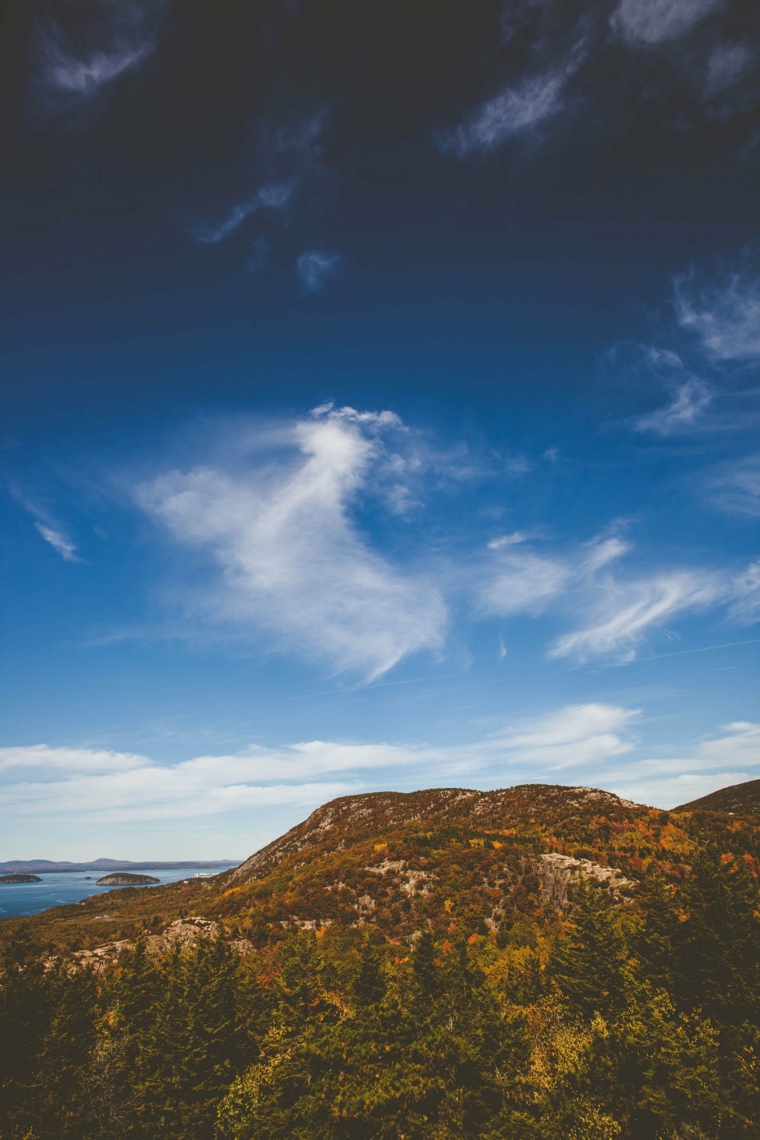 Immagini sfondo cellulare, foto di una collina sul mare con un cielo blu