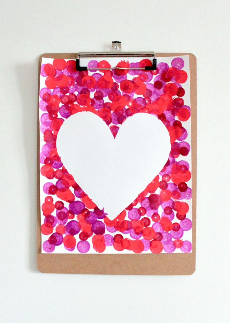 Bigliettino su un foglio di carta e stencil di cuore, regalo per san valentino per donna