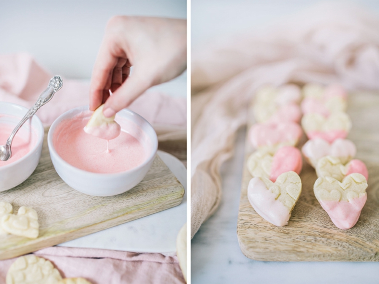 Regali fai da te per san valentino per lui, biscotti a forma di cuore immersi in cioccolato rosa