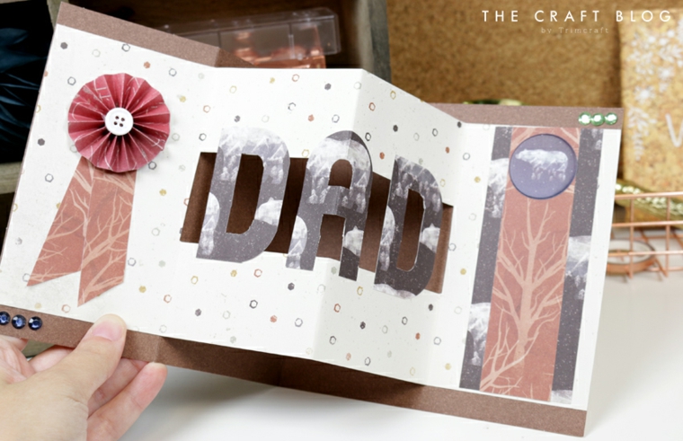 Lavoretti festa del papà 2020, cartolina a fisarmonica con scritta di carta piegata