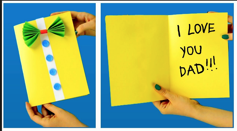 Cartolina con un foglio giallo con scritta, cartolina con papillon origami 