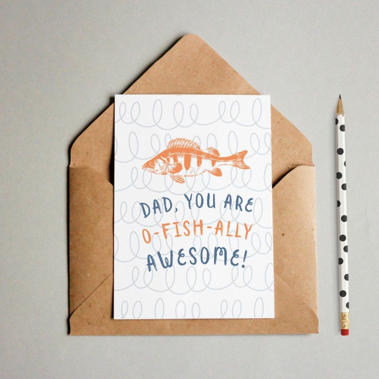 Disegni per la festa del papà, cartolina con scritta e disegno a matita di un pesce