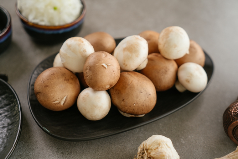 Piatto con funghi porcini, primi piatti veloci ed economiche, piattini con ingredienti su un tavolo