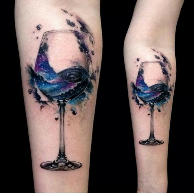 Tatuaggio migliore amica, tattoo sull'avambraccio con disegno di un bicchiere di vino
