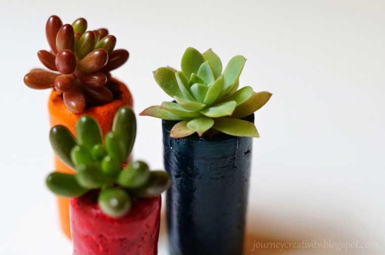 Piccoli vasi per piante grasse, lavoretti con tappi di sughero, tappi dipinti con vernice