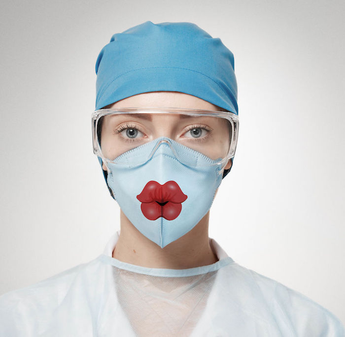 Mascherina chirurgica di stoffa fai da te, donna con occhiali e cappello, mascherina con stampa labbra rosse
