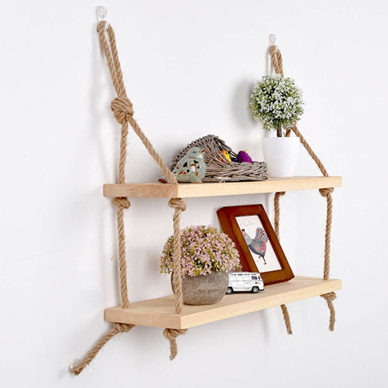 Mensole di legno con corda, decorazione con vasi di piante e fotografie