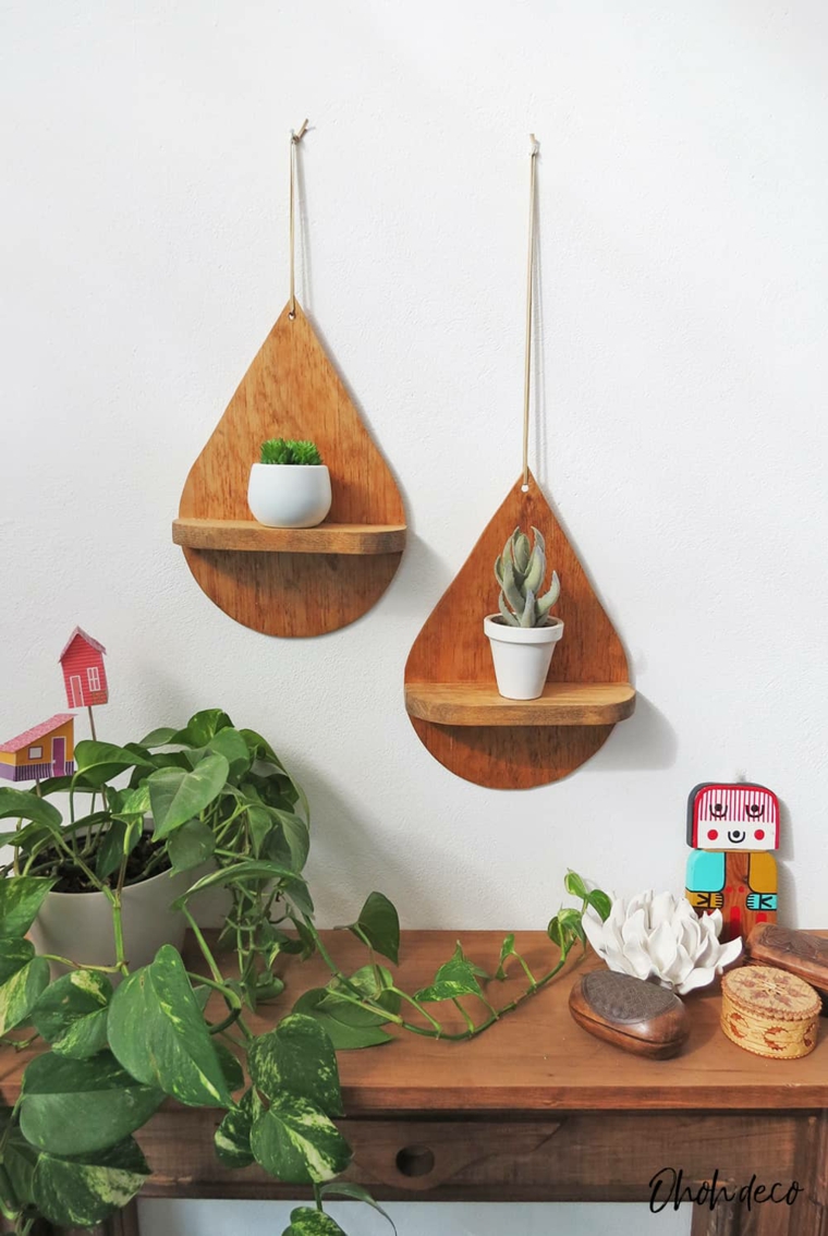 Mensole fai da te, due mensole di legno a forma di goccia con vasi di piante