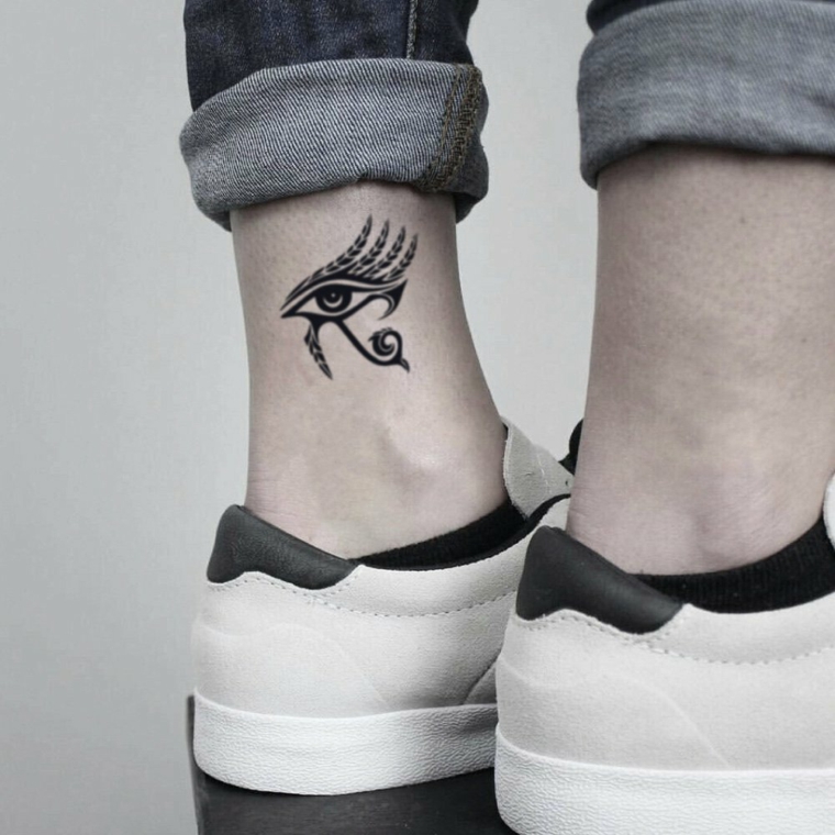 Donna con un tatuaggio sulla caviglia, occhio di ra significato, tattoo disegno occhio sulla caviglia