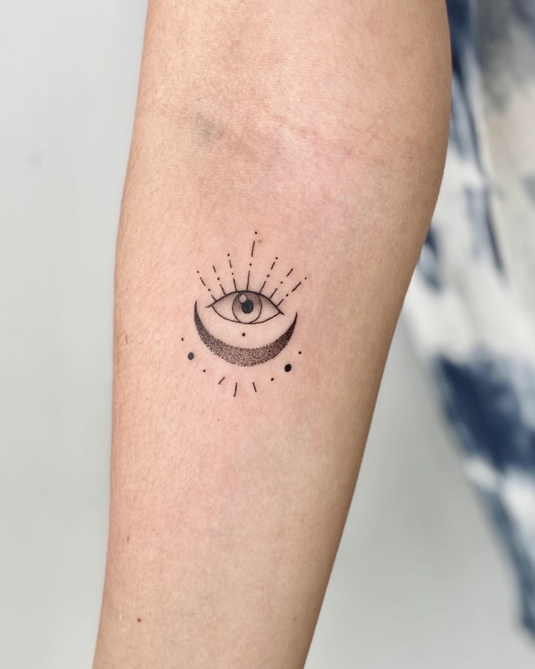 Tatuaggio occhio, tatuaggio sull'avambraccio di una donna con disegno di un occhio