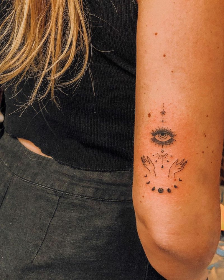 Occhio di ra tattoo, donna con un tatuaggio sul braccio con disegno occhio e mani