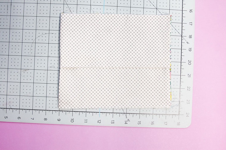 Le misure di una mascherina con filtro interno, tutorial con parti da cucire