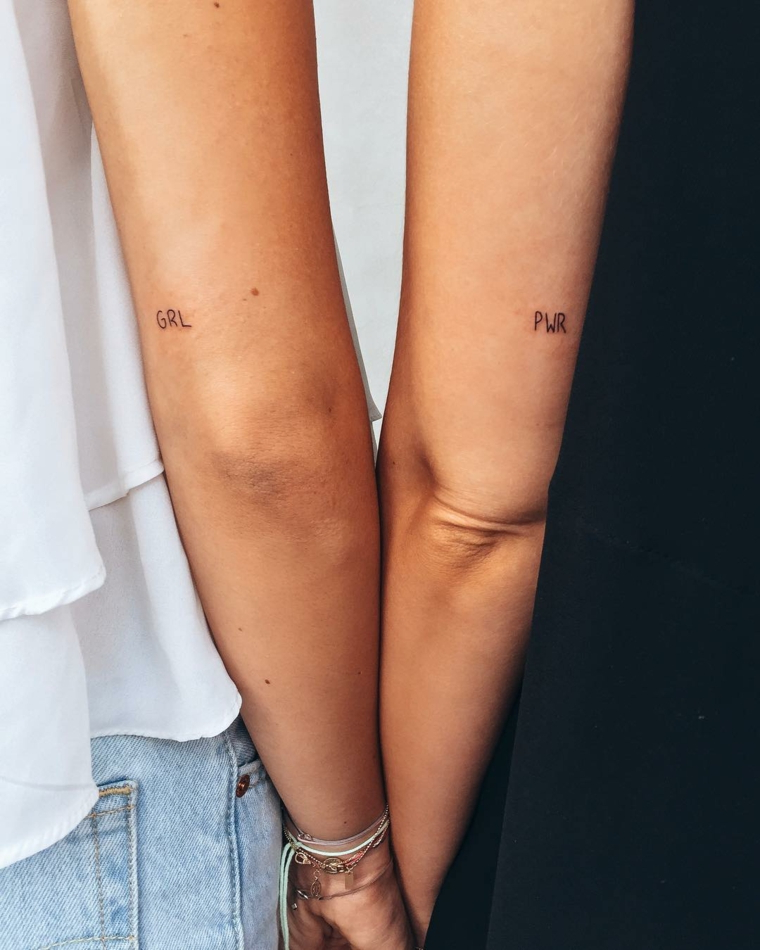 Tatuaggi amiche, tattoo sul sul braccio di due ragazze, tatuaggio con scritta girl powe
