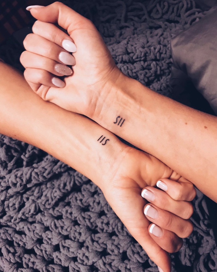 Tatuaggi sorelle, tattoo sul polso della mano con disegno di un simbolo