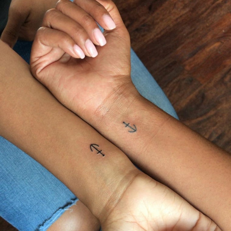Tatuaggi amiche, tattoo sul polso della mano con disegno ancora, unghie lunghe con smalto nude