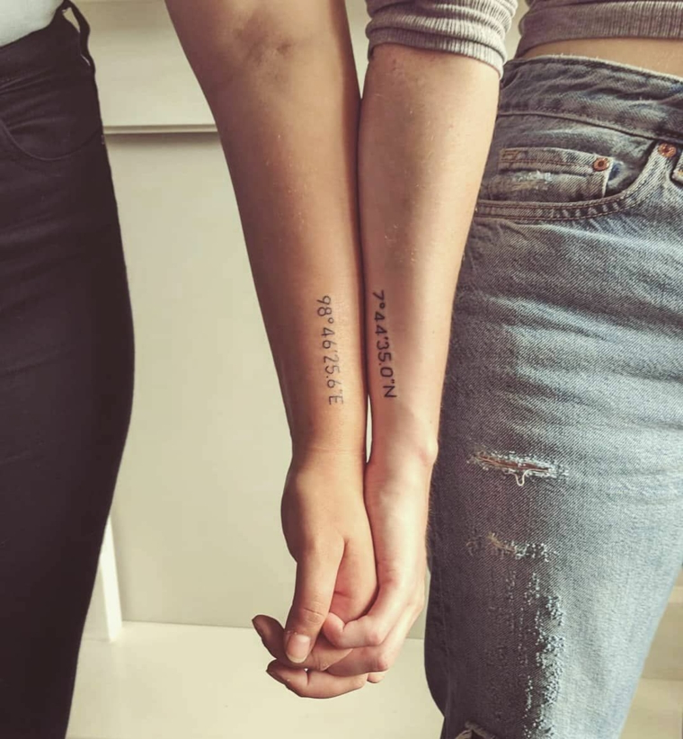 Tatuaggi migliori amiche, tattoo con scritta coordinate geografiche, tattoo ragazze sull'avambraccio