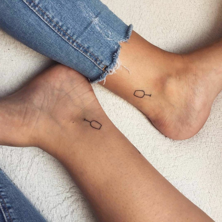 Tattoo sorelle, tatuaggio sulla caviglia con disegno di un bicchiere di vino