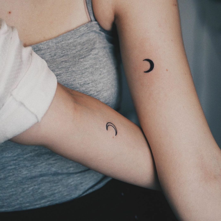 Tatuaggio simbolo amicizia, tatuaggio sul braccio con disegno di mezza luna