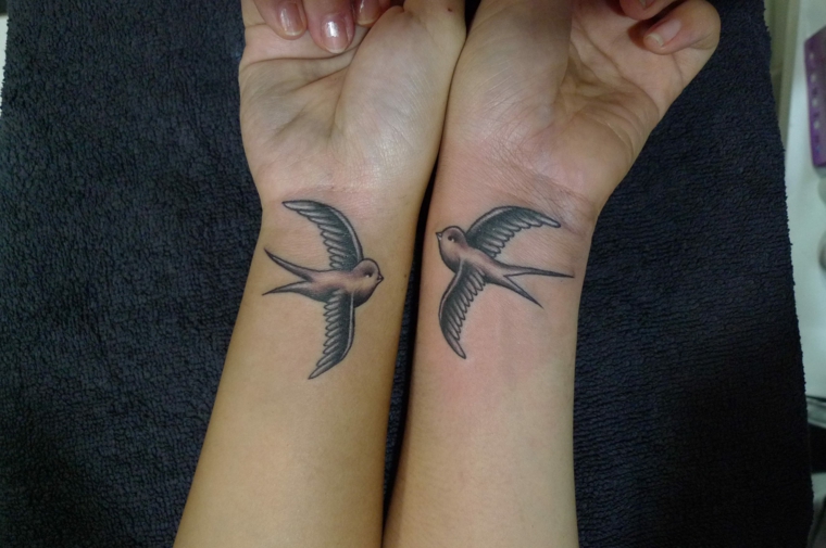 Tatuaggio migliore amica, tattoo sul polso della mano con disegno di rondini