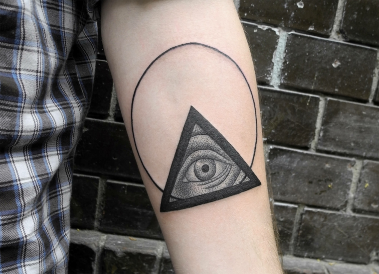 Tatuaggio triangolo con occhio, tattoo sull'avambraccio di un uomo con cerchio e triangolo