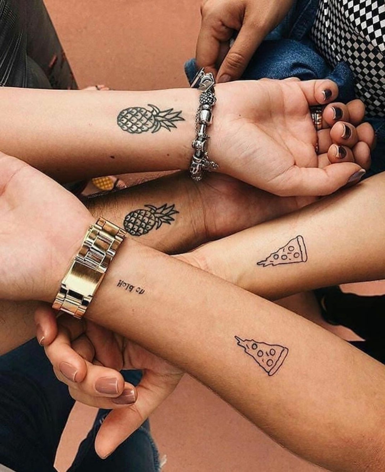 Tatuaggi migliori amiche, tattoo sul polso della mano con disegno pezzo di pizza e ananas
