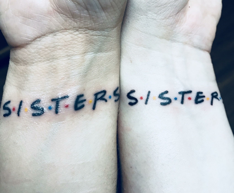 Tatuaggio simbolo amicizia, tattoo sul polso della mano con scritta Friends in inglese