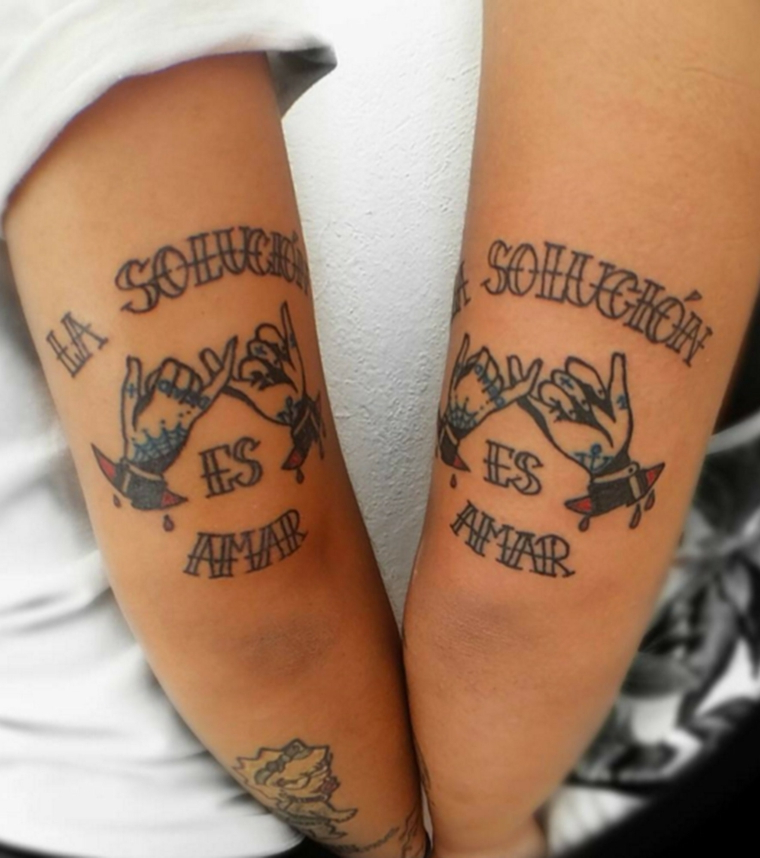 Tatuaggi amiche, tattoo di coppia sul braccio con disegno mani e scritte