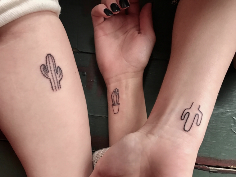 Tatuaggi sorelle, tattoo sul polso della mano con disegno di piante grasse cactus
