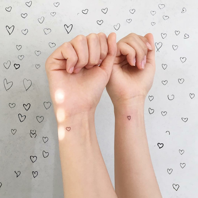 Tatuaggi migliori amiche, tattoo sul polso della mano con disegno di un cuore