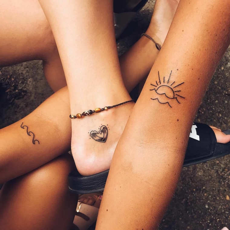 Tattoo simbolo amicizia, tatuaggio sulla caviglia con disegno onde a forma di cuore