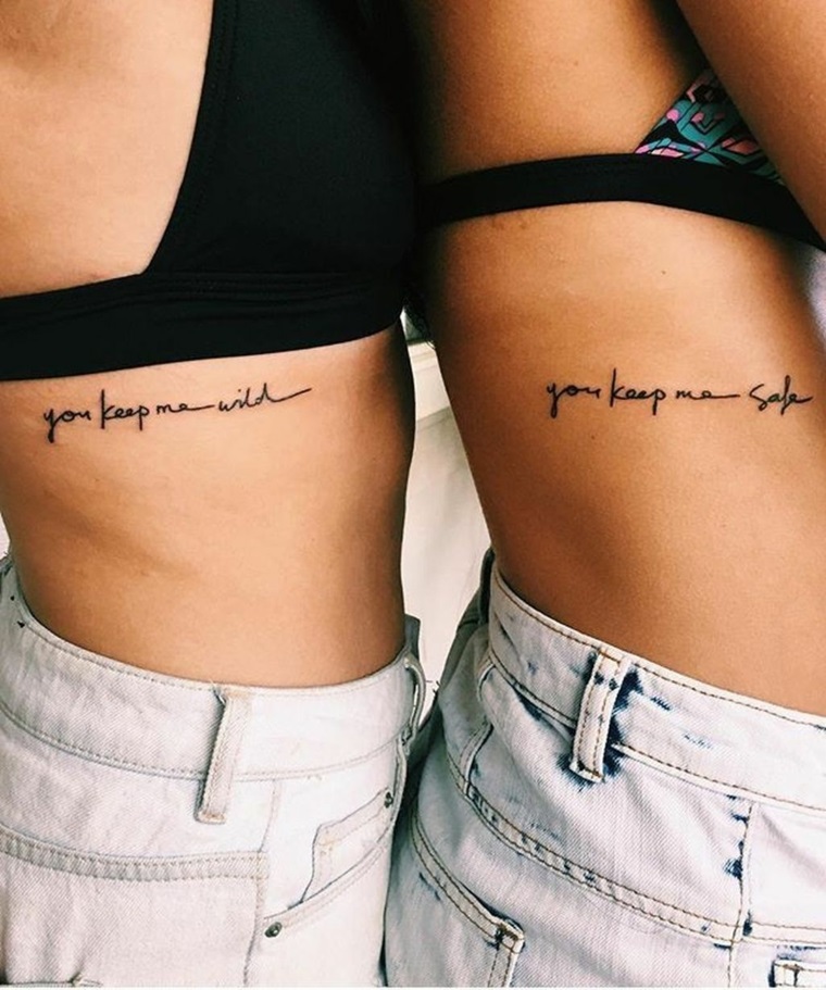 Tattoo sorelle, tatuaggio di due ragazze sulla pancia con scritta in inglese