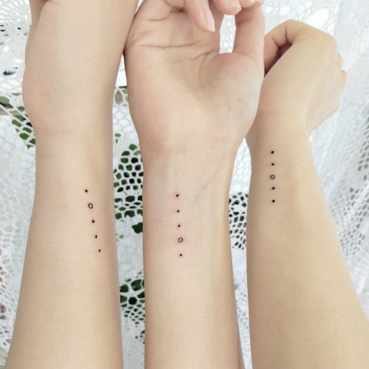 Tatuaggi sorelle, tattoo sul polso della mano con disegno di puntini