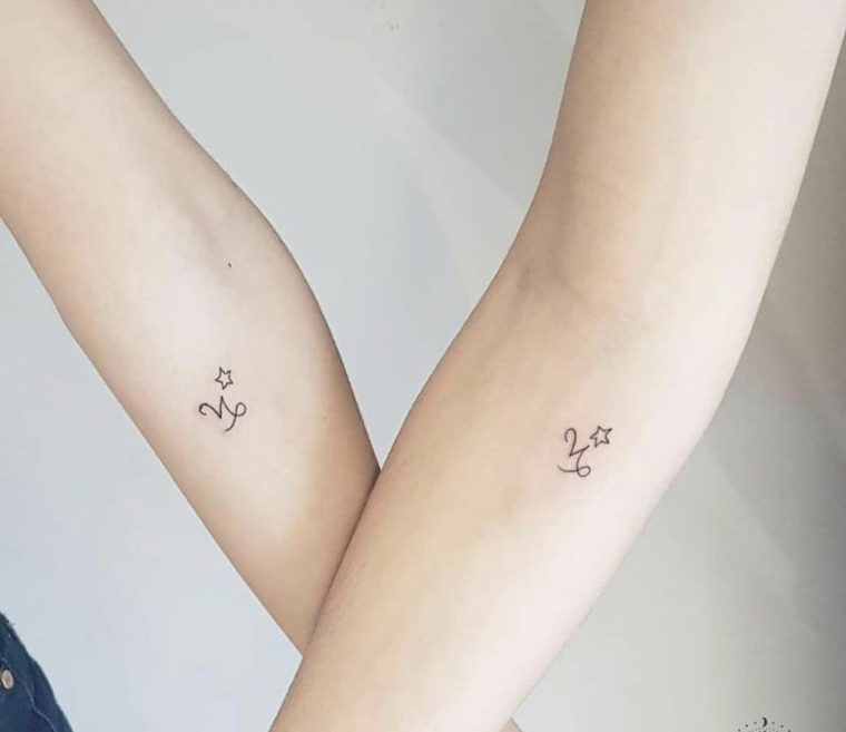 Tattoo sorelle, tatuaggio sull'avambraccio con disegno di due lettere e stelle