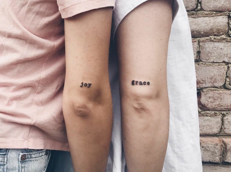Tatuaggi migliori amiche, tattoo sul braccio di due donne con scritta nomi