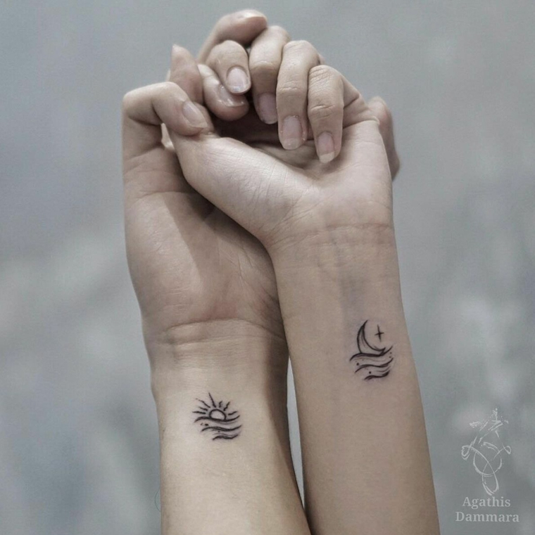 Tattoo migliori amiche, tatuaggio sul polso della mano con disegno sole e luna