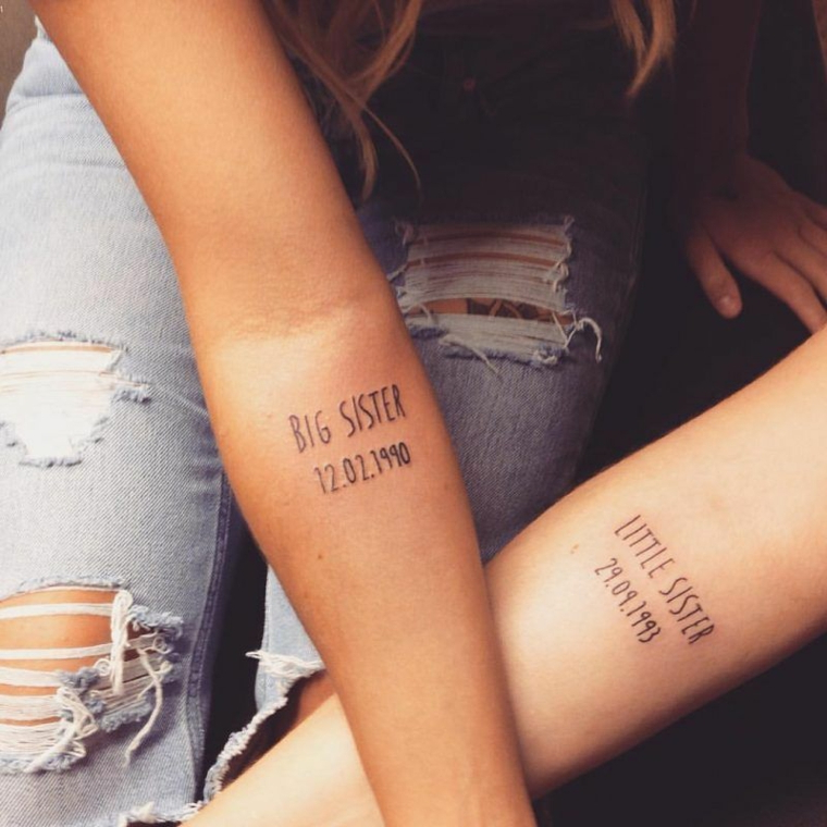 Tatuaggi migliori amiche, tattoo sull'avambraccio con scritta e data di nascità