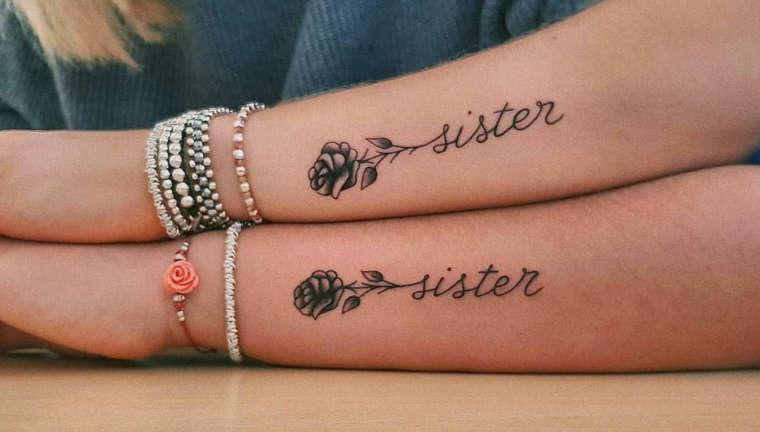 Tatuaggi amiche, tattoo sull'avambraccio di due ragazze con scritta Sister in inglese