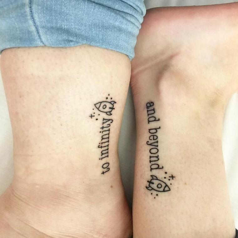 Tatuaggio sulla caviglia con disegno razzo spaziale e scritta, tatuaggi amiche