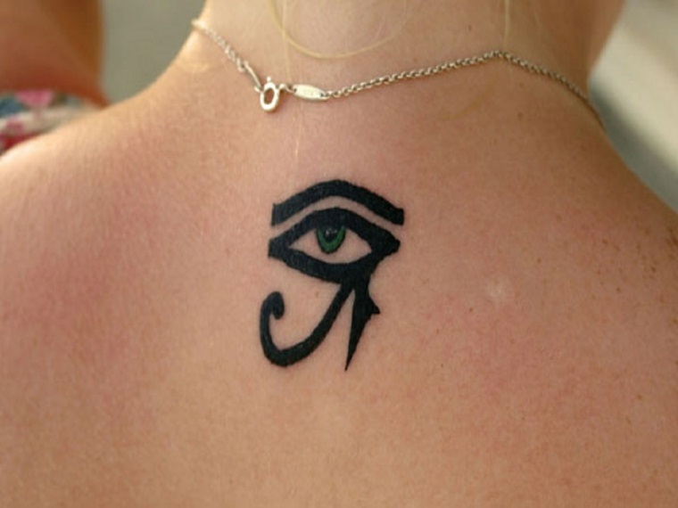 Tattoo occhio, donna con un tatuaggio sulla schiena, tatuaggio egiziano con disegno occhio
