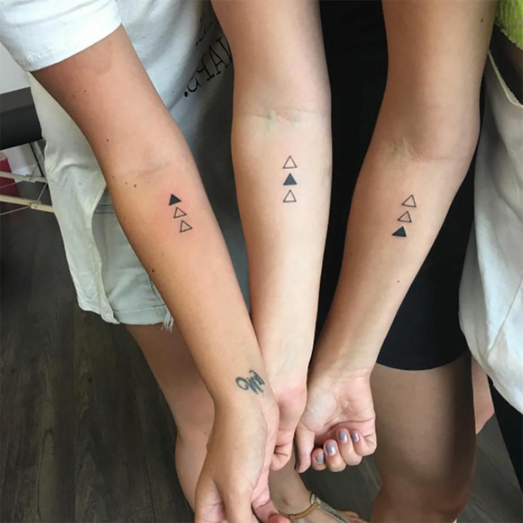 Tatto simbolo amicizia, tatuaggio sul braccio con disegno di triangoli 