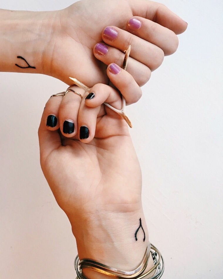 Tattoo simbolo amiche, tatuaggio sul polso della mano con disegno