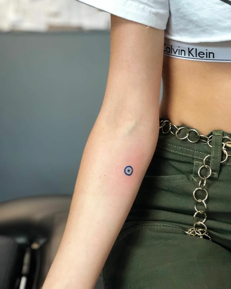 Occhio di ra significato, tatuaggio sull'avambraccio, donna con un tattoo sul braccio